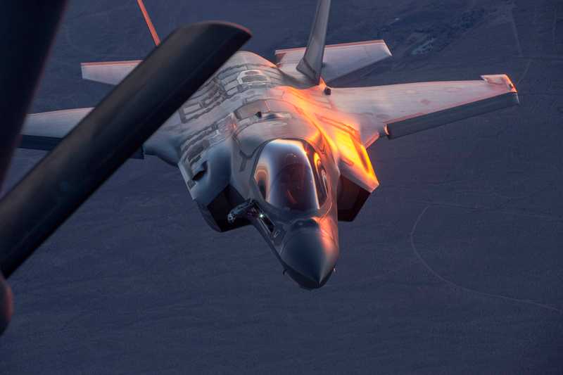 Illustration for article titled These Shots Of An F-35 Refueling At Dusk Over Edwards AFB Are Stunning
